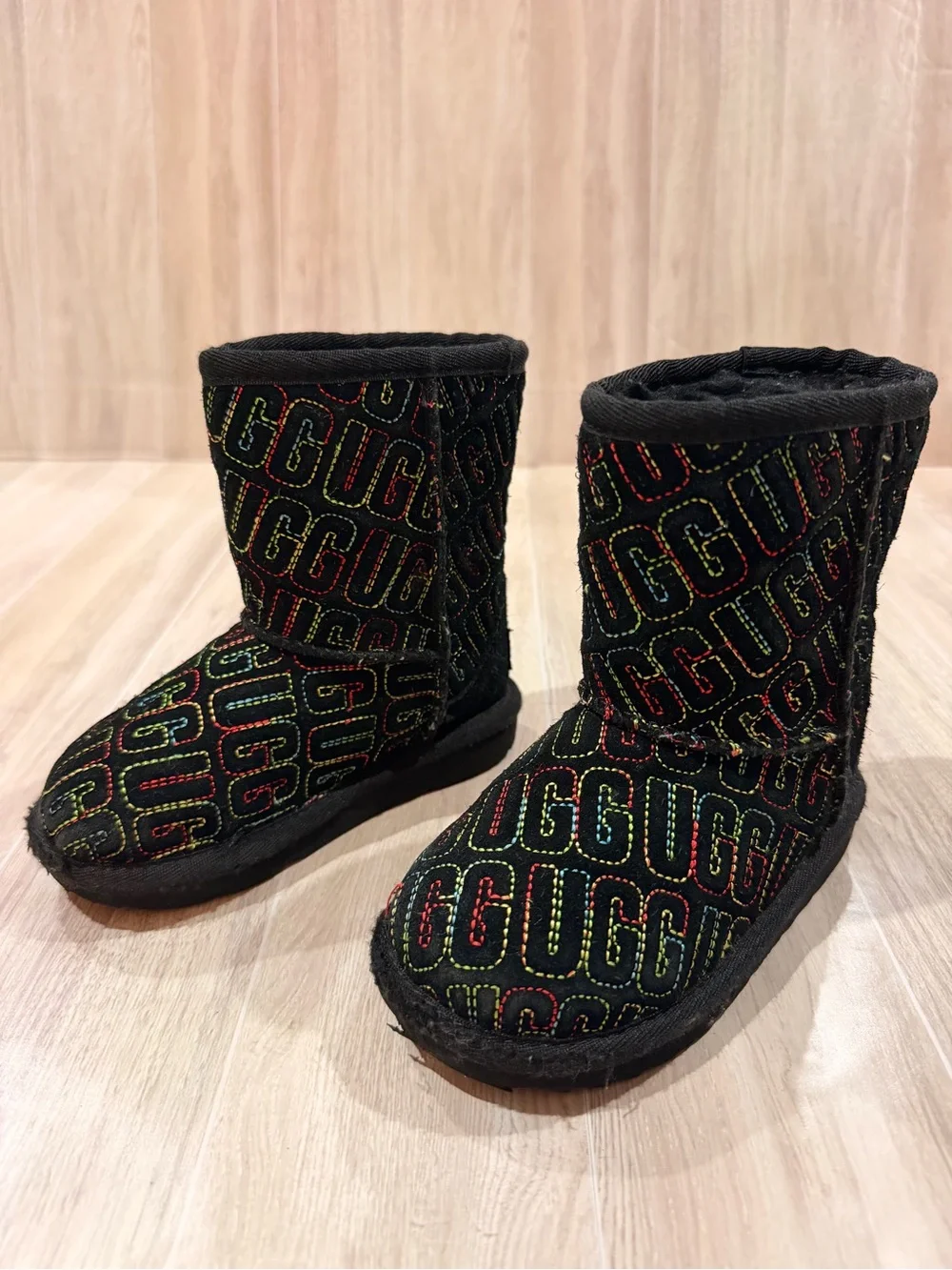 UGG Kids Classic Short Rainbow‎ Logo Embroidered Black Boots Size 8 Toddler